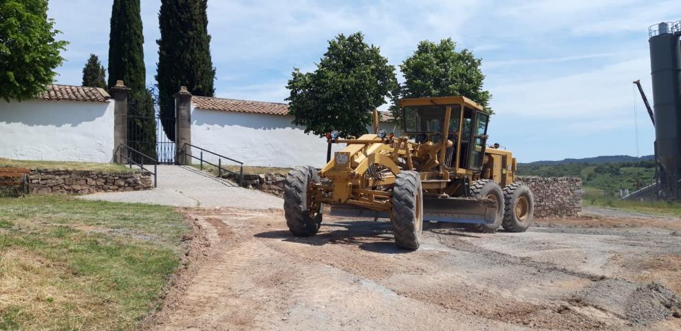 Avui han començat les obres de pavimentació del camí del Cementiri